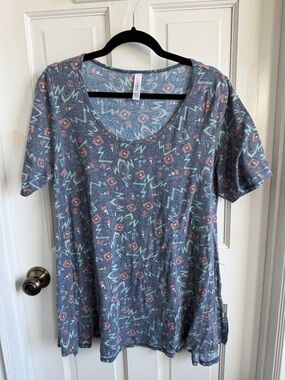 LuLaRoe Gray Tee with Mint and Dusty Coral Geometric Print